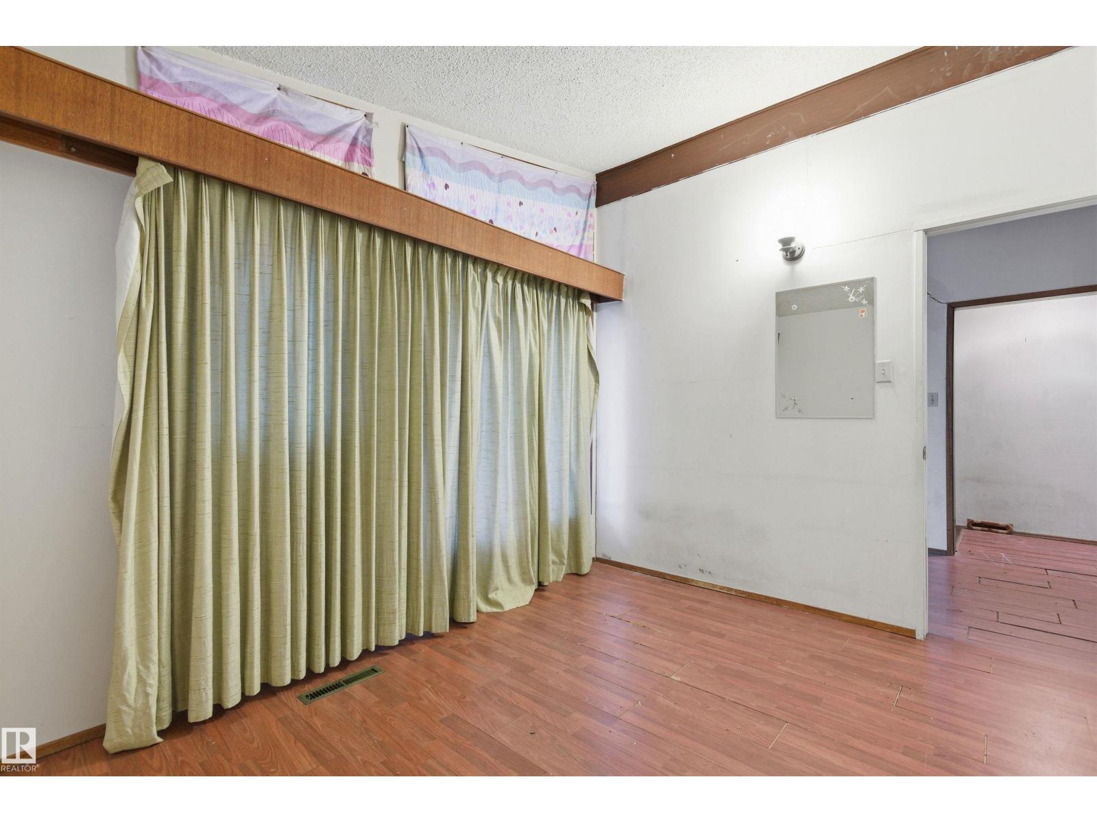 11211 77 AV NW - 6