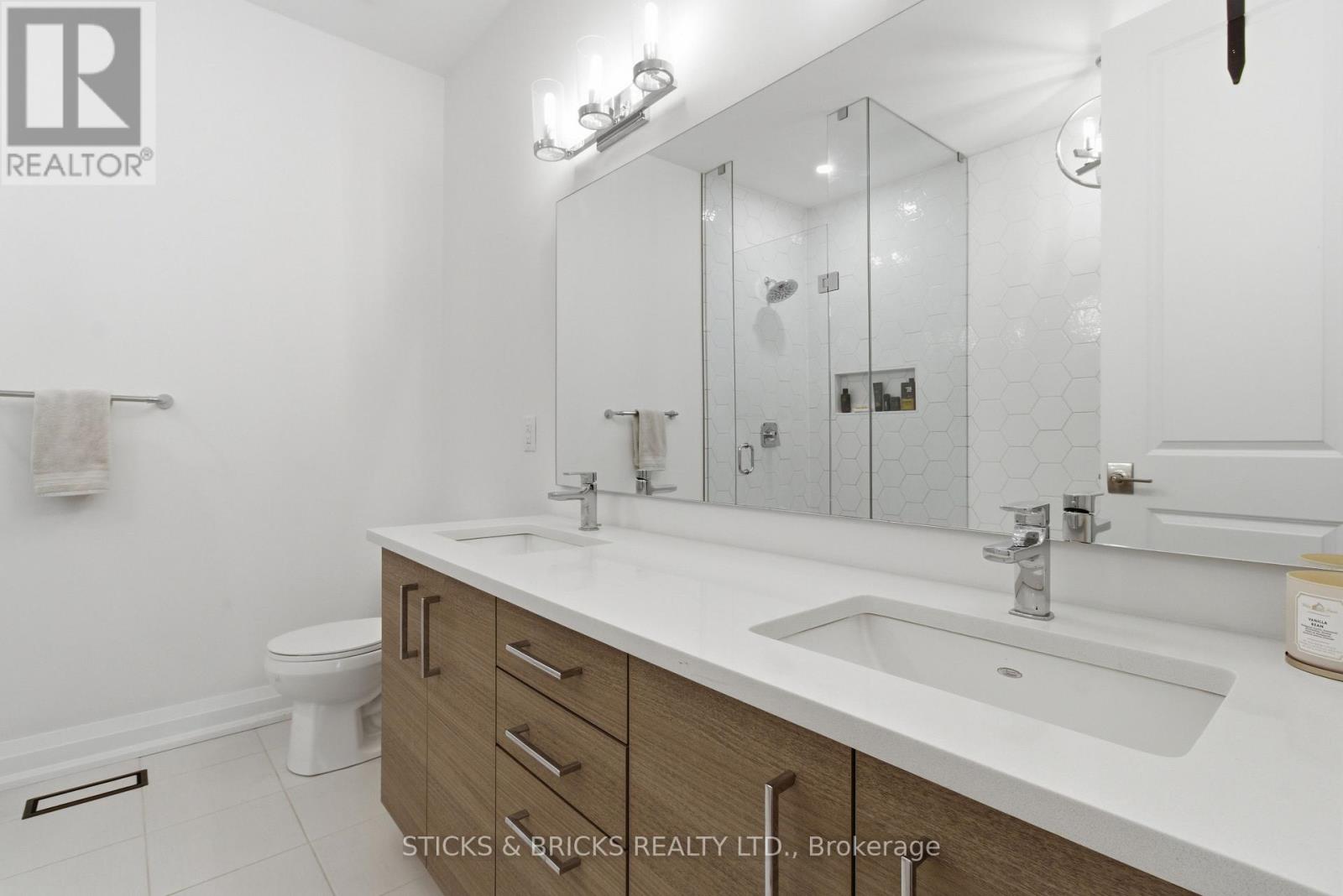 Double sinks in  primary ensuite