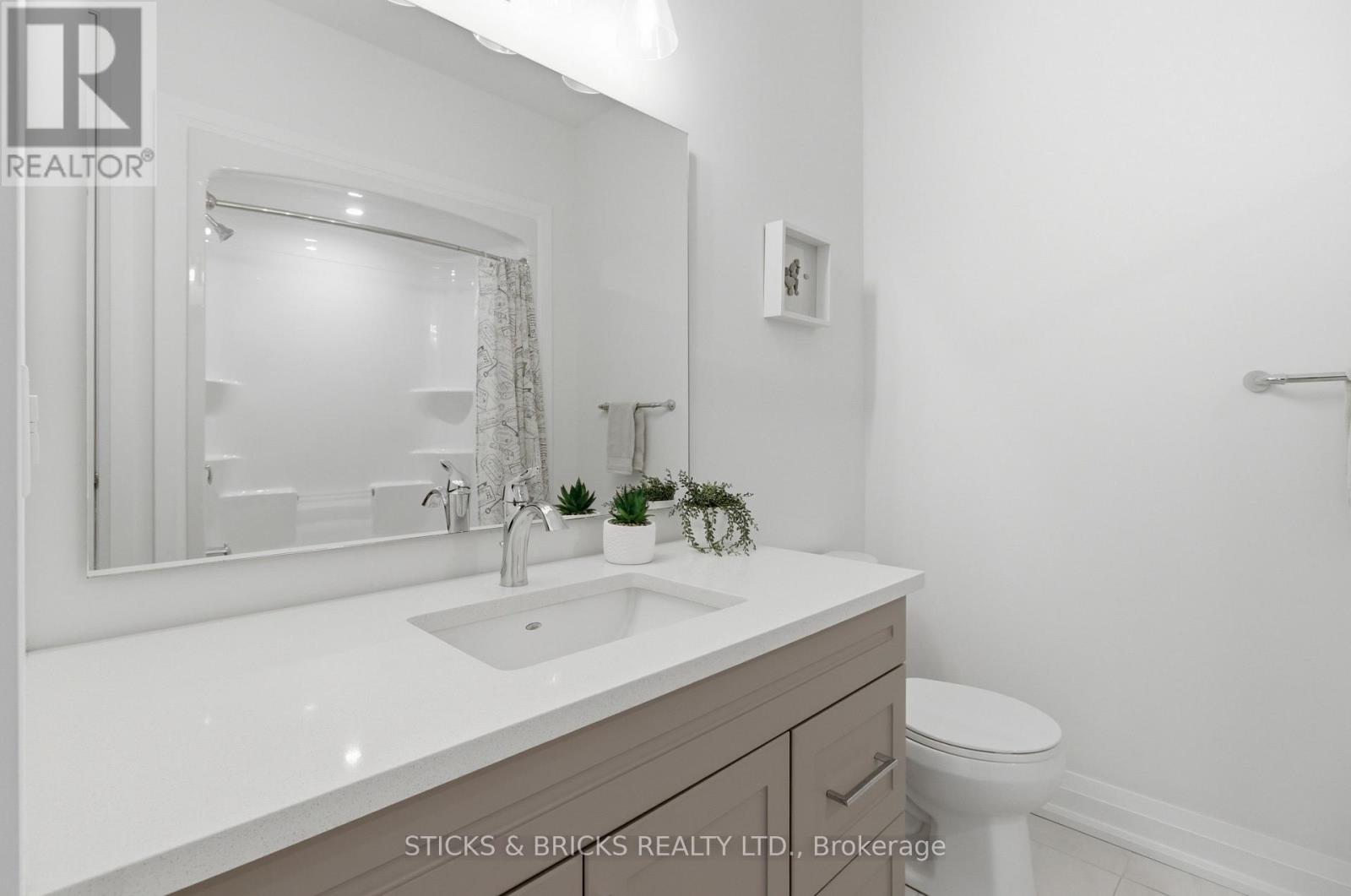 4 piece main bathroom