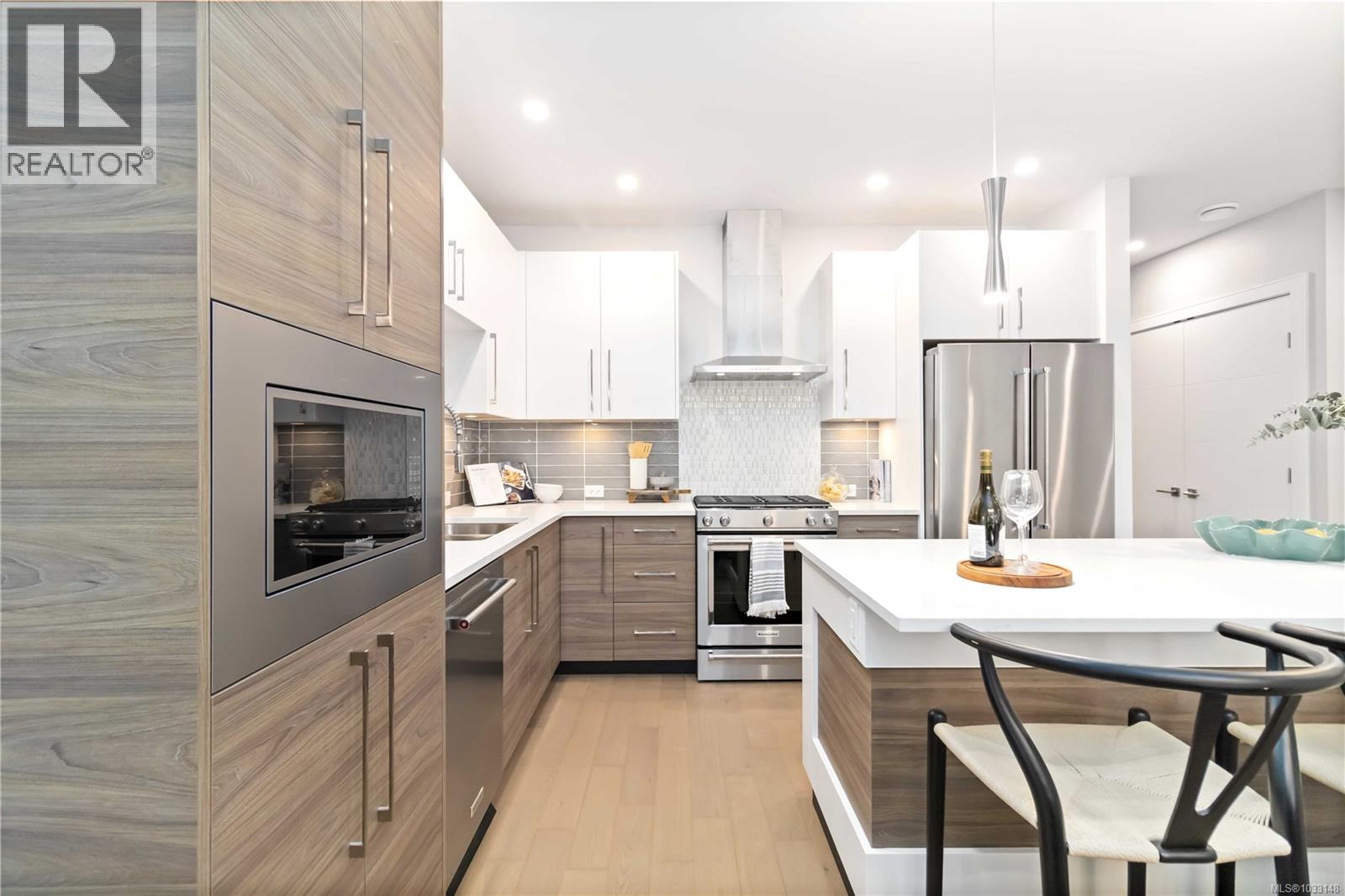 305 990 Doumac Avenue, Saanich