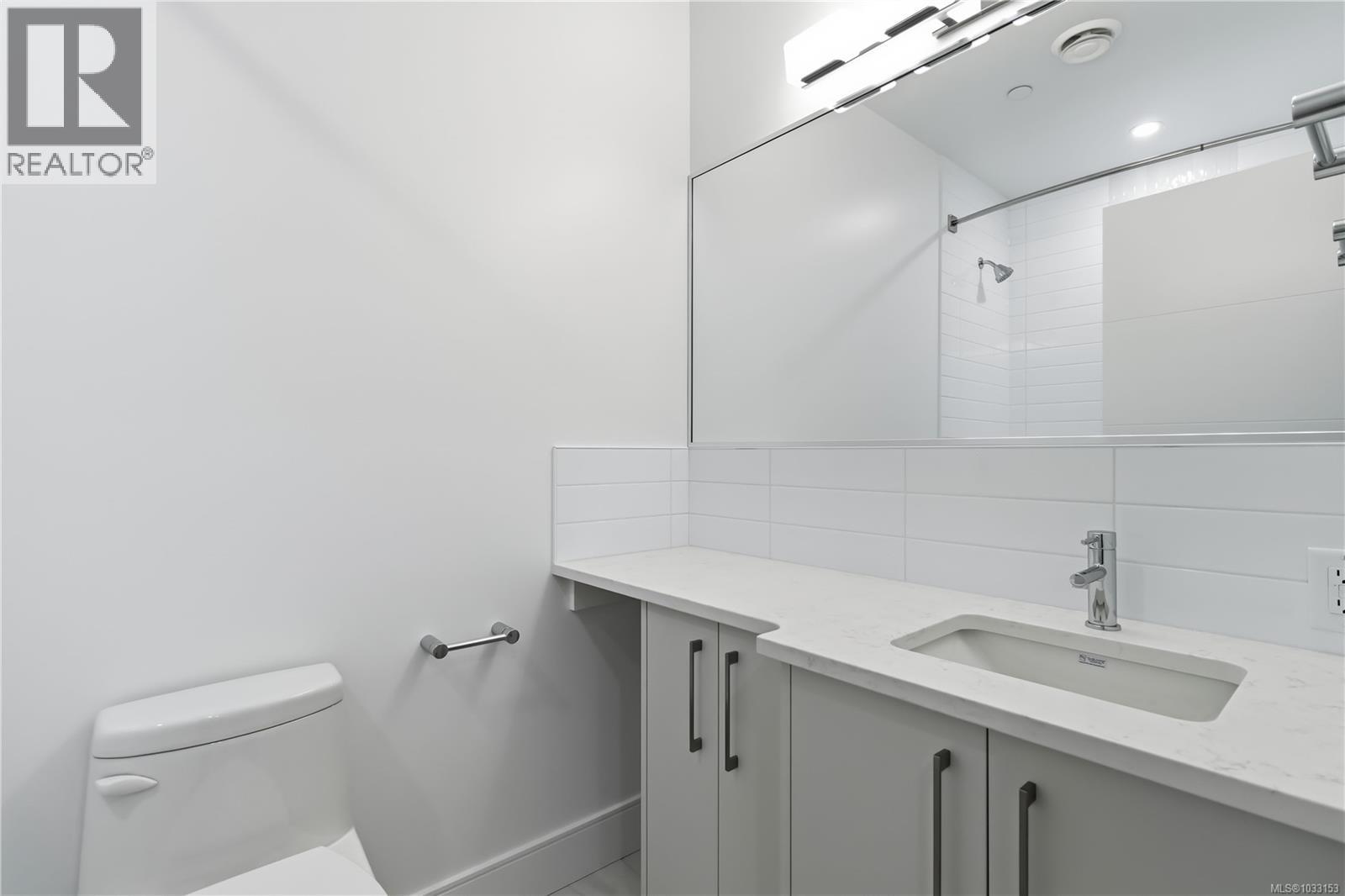 103 990 Doumac Avenue, Saanich