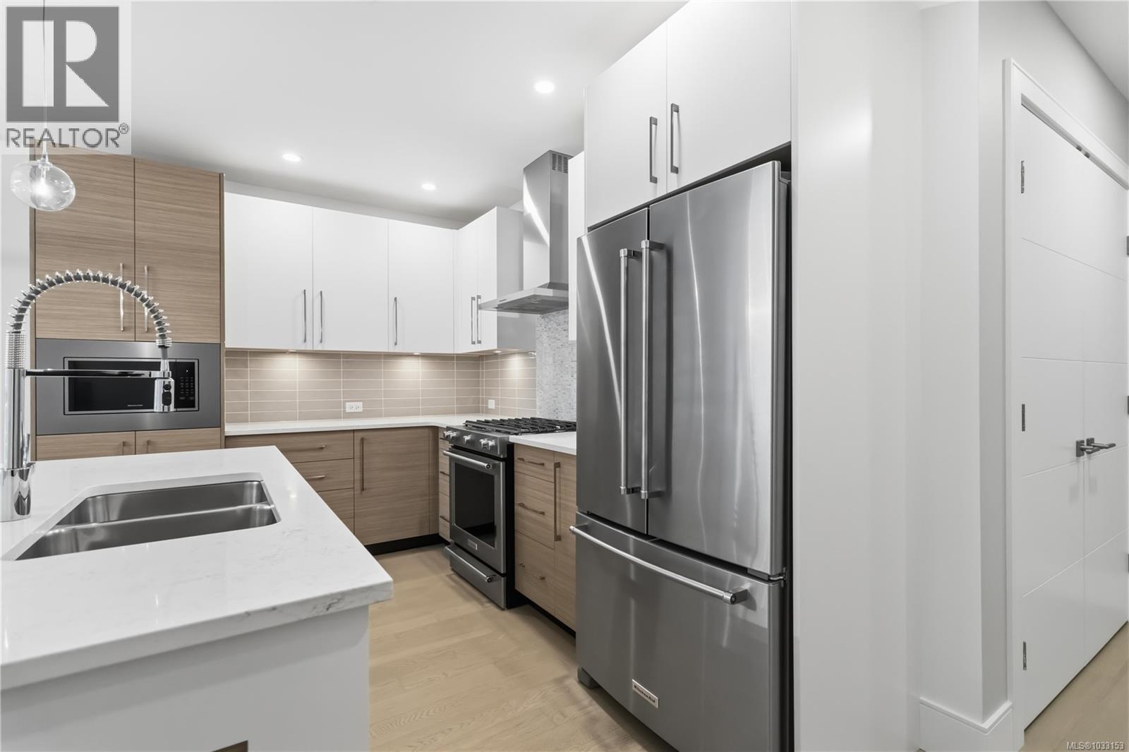 103 990 Doumac Avenue, Saanich