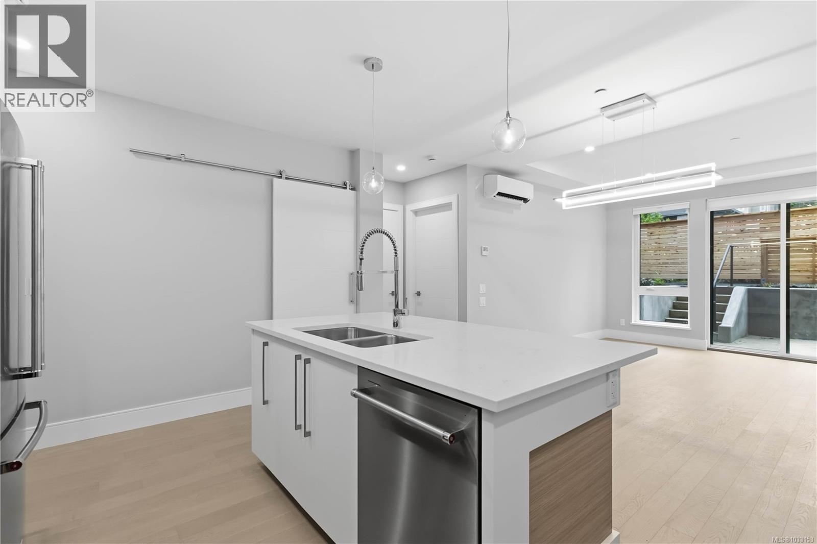 103 990 Doumac Avenue, Saanich