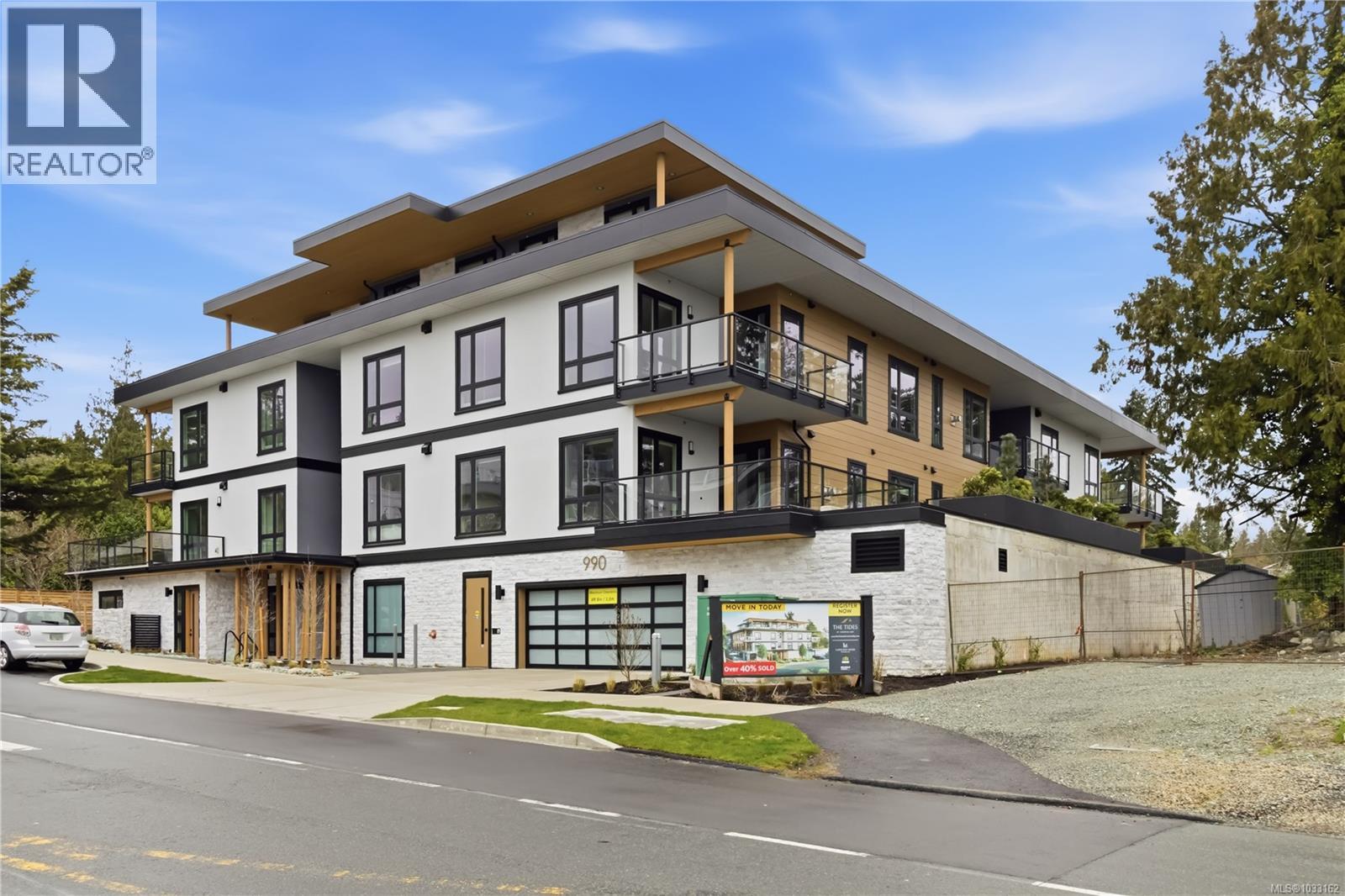 206 990 Doumac Avenue, Saanich