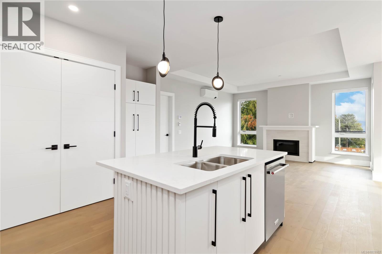 206 990 Doumac Avenue, Saanich