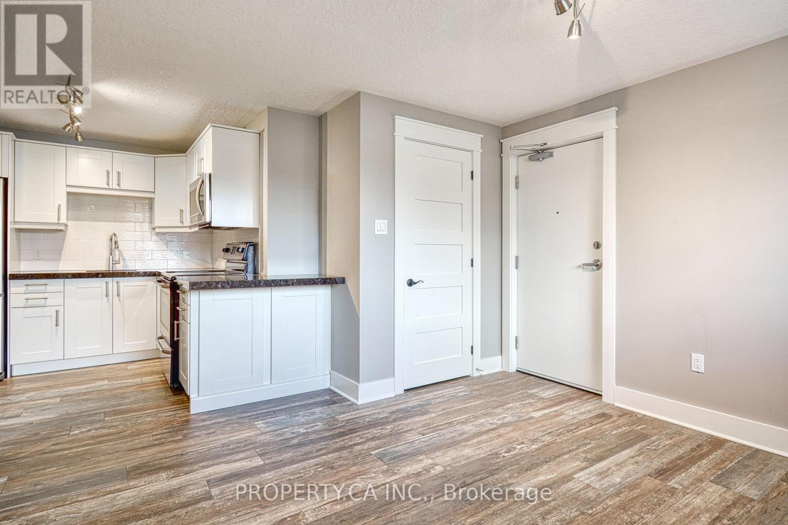 226 CLARKE STREET N - 21