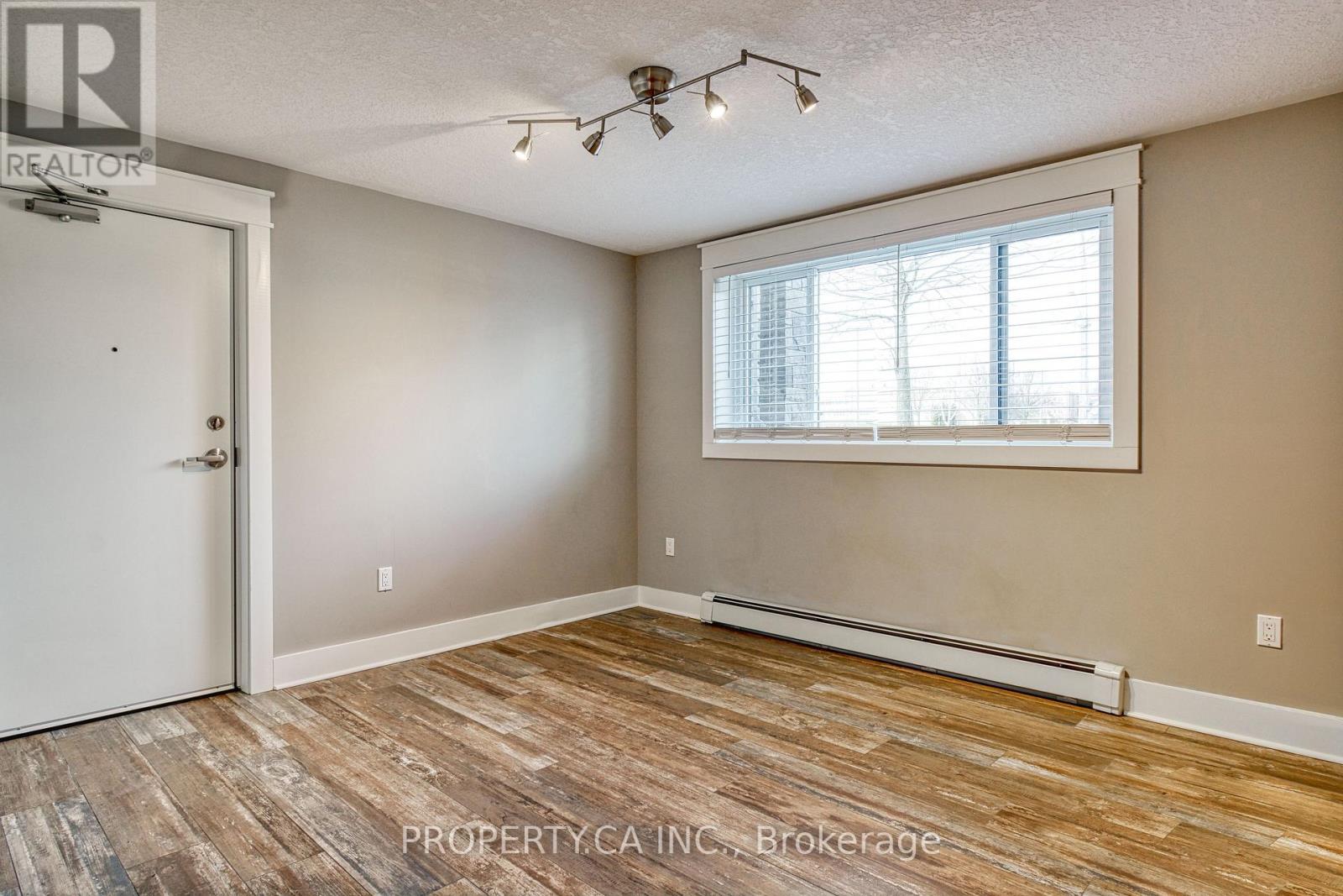 226 CLARKE STREET N - 22