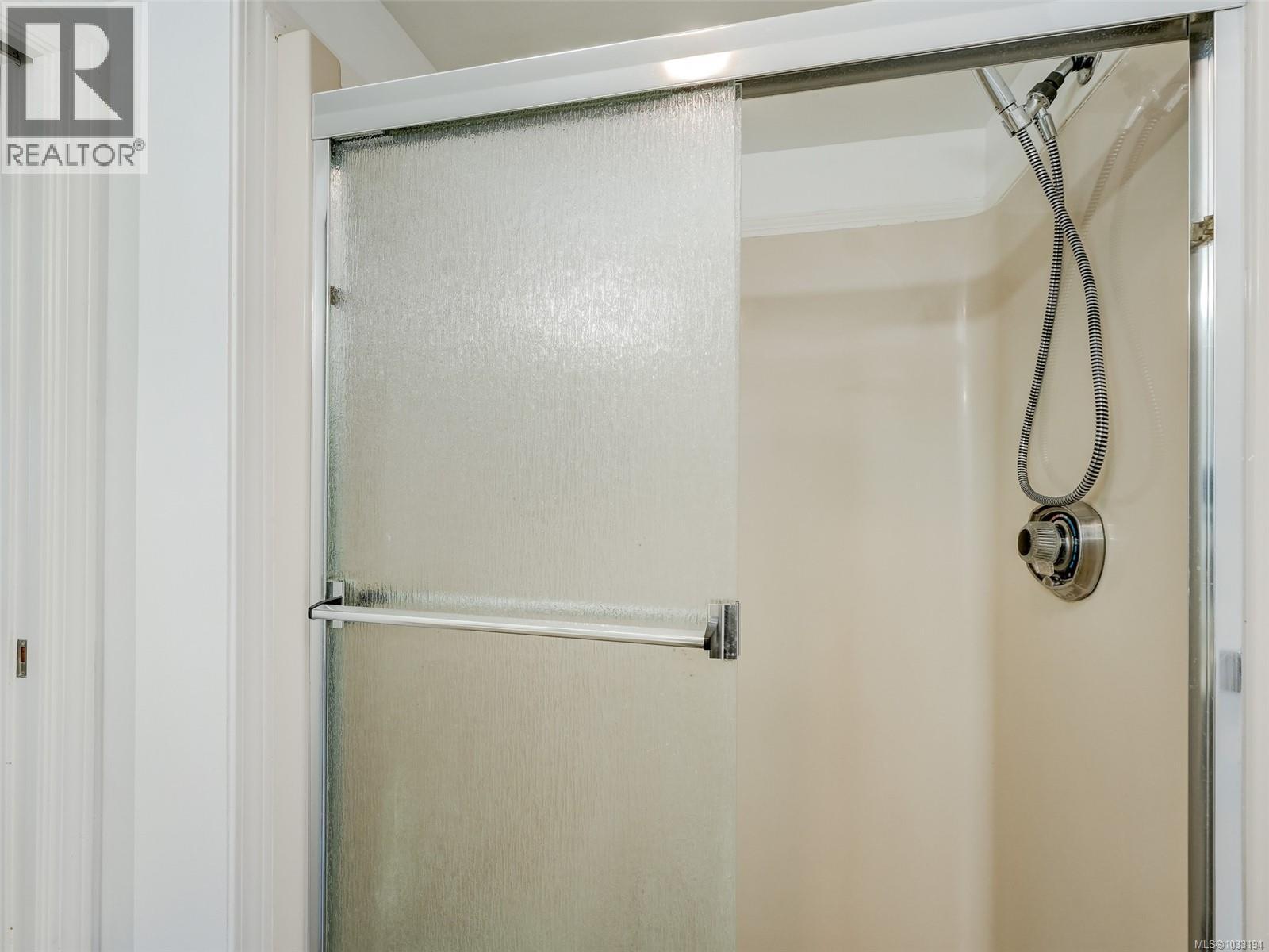 208 3921 Shelbourne Street, Saanich