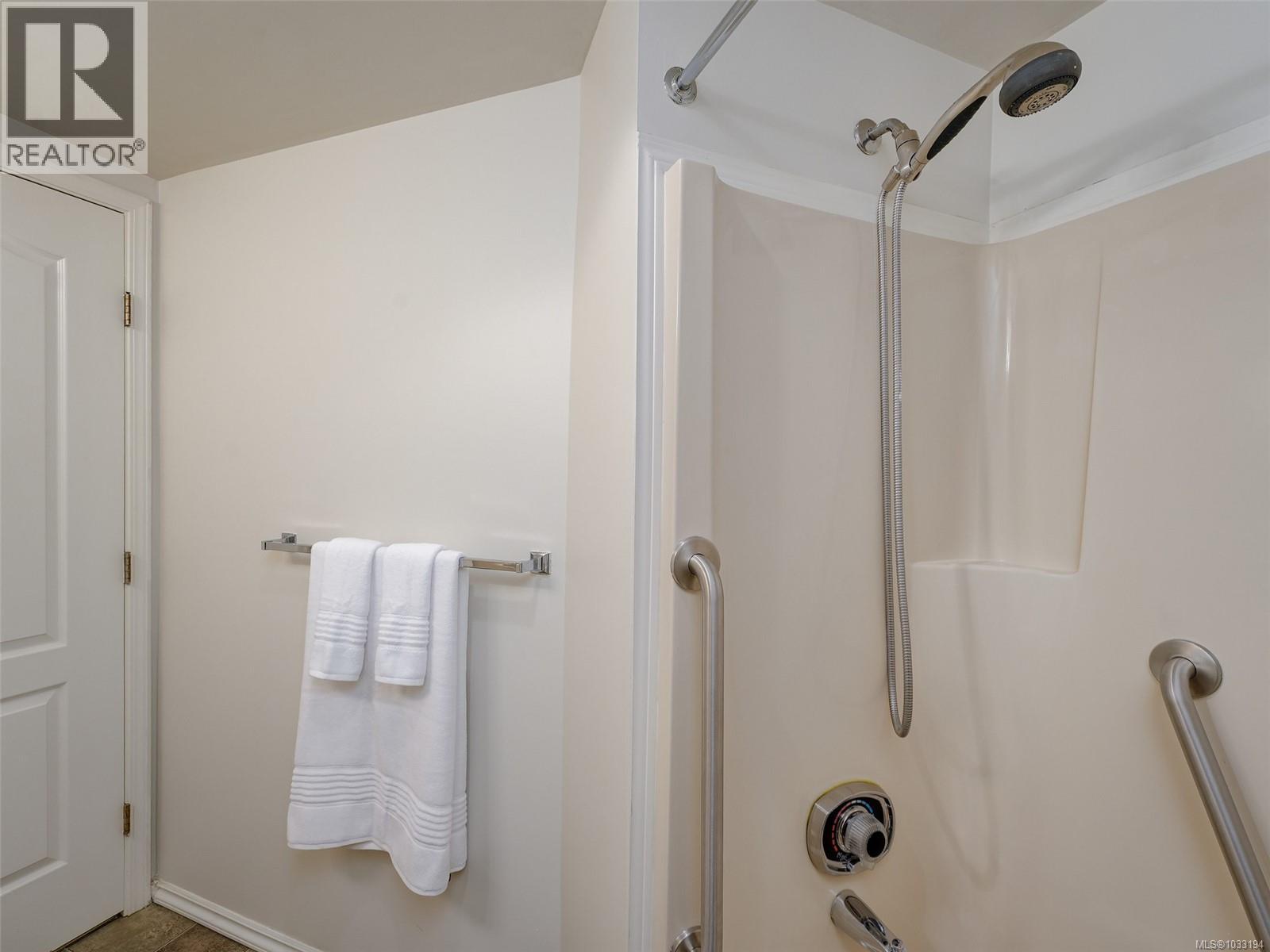 208 3921 Shelbourne Street, Saanich