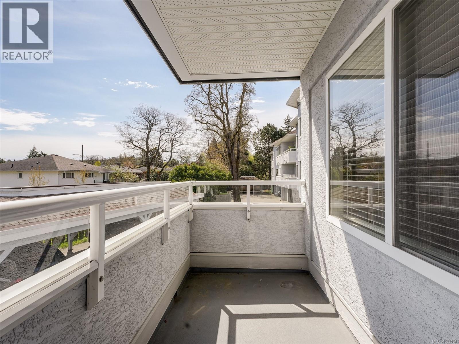 208 3921 Shelbourne Street, Saanich