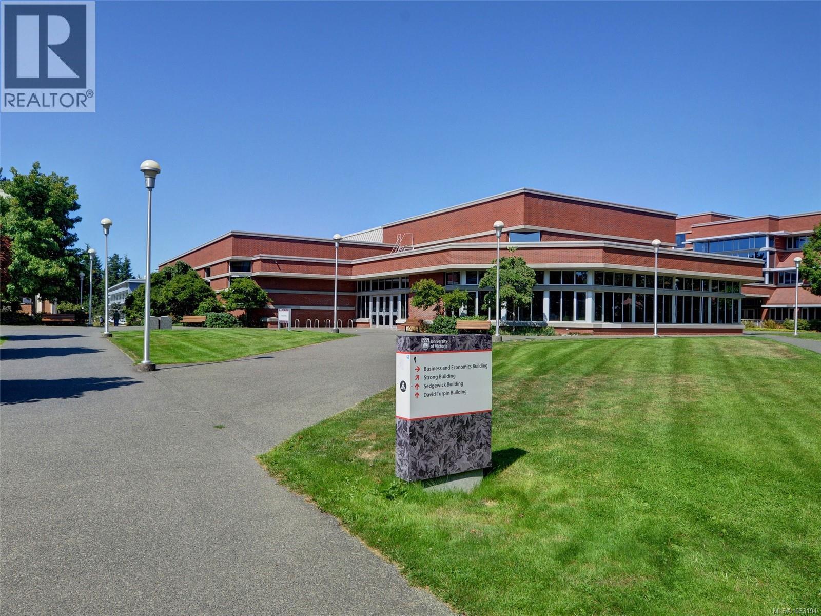 208 3921 Shelbourne Street, Saanich