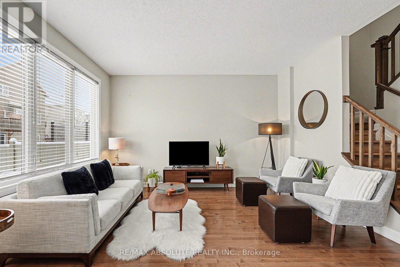 633 GERANIUM WALK — photo 10