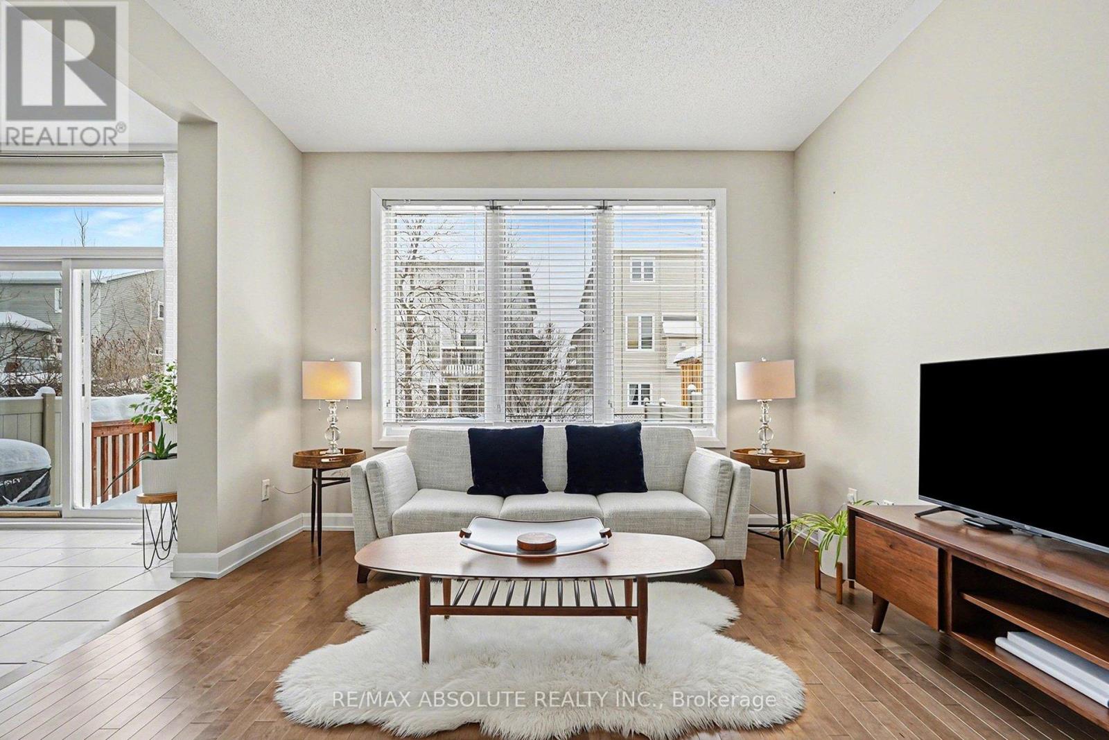 633 GERANIUM WALK — photo 11