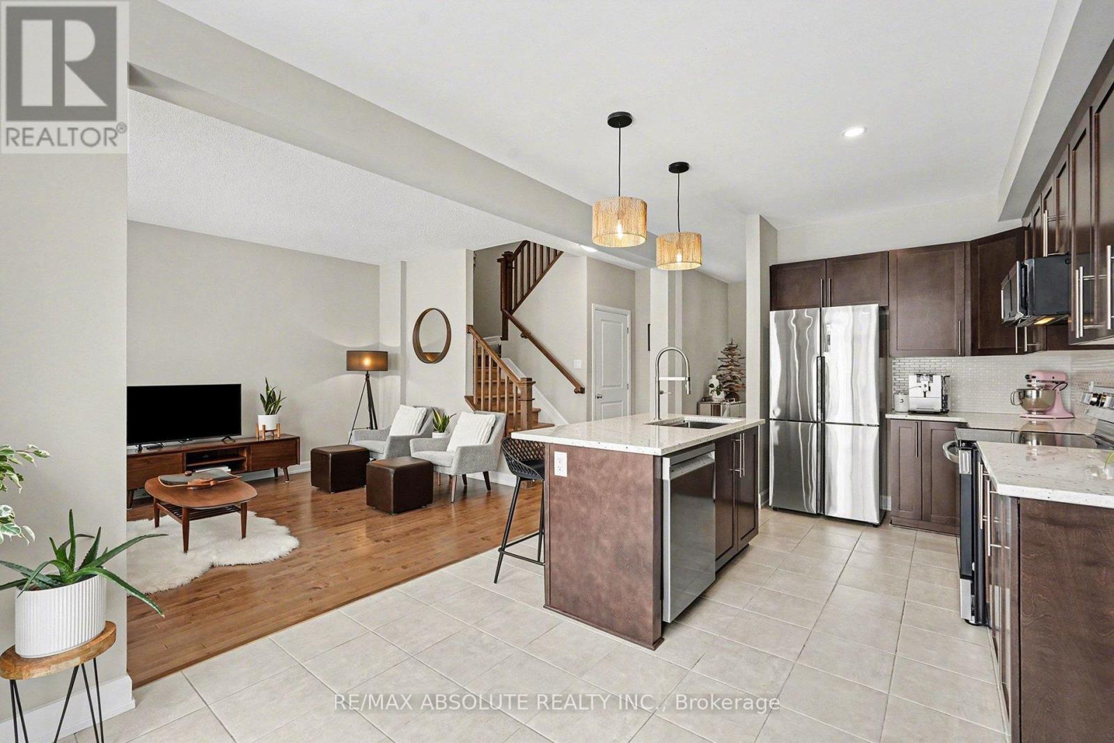 633 GERANIUM WALK — photo 13