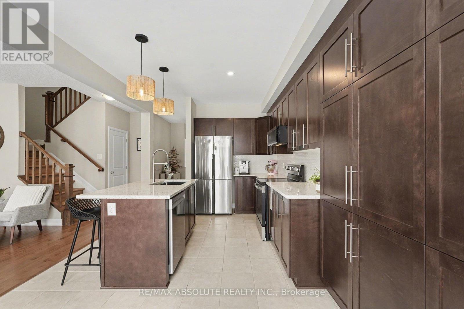 633 GERANIUM WALK — photo 16