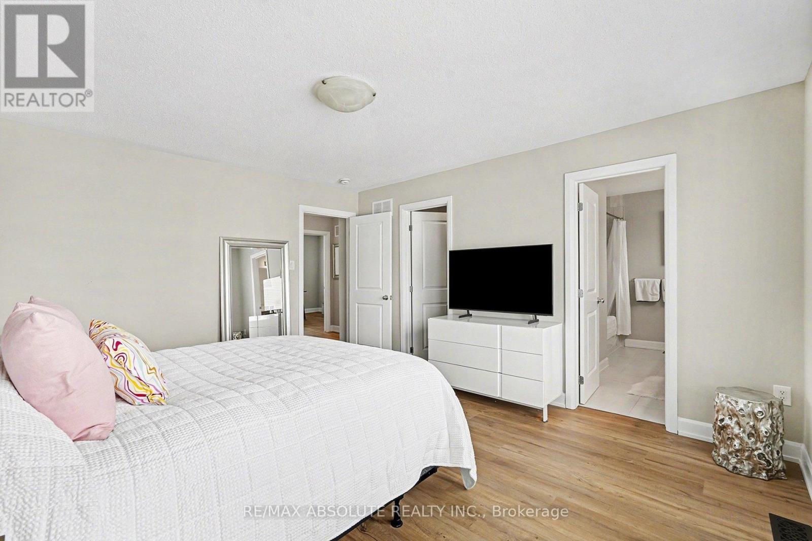 633 GERANIUM WALK — photo 24