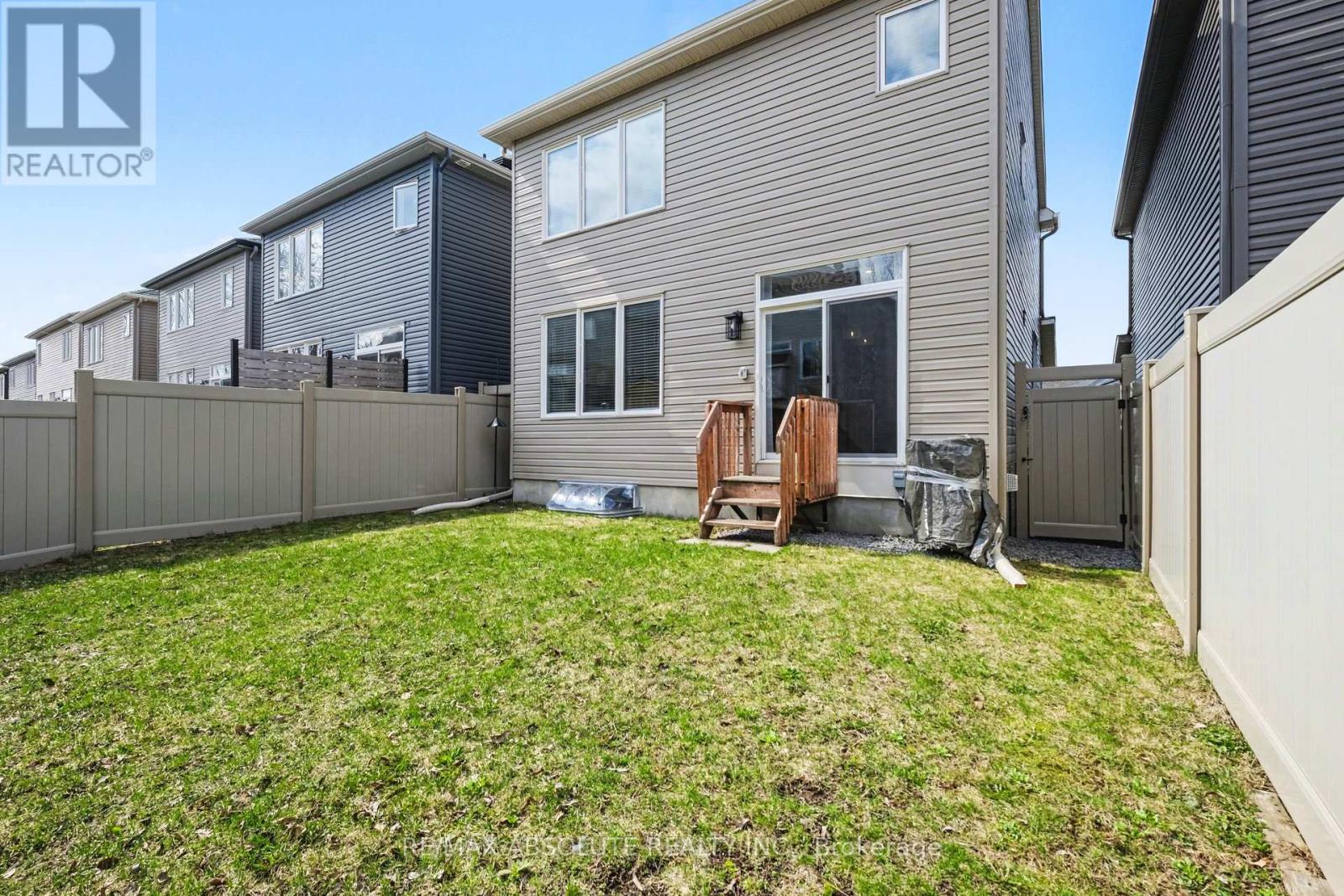633 GERANIUM WALK — photo 27