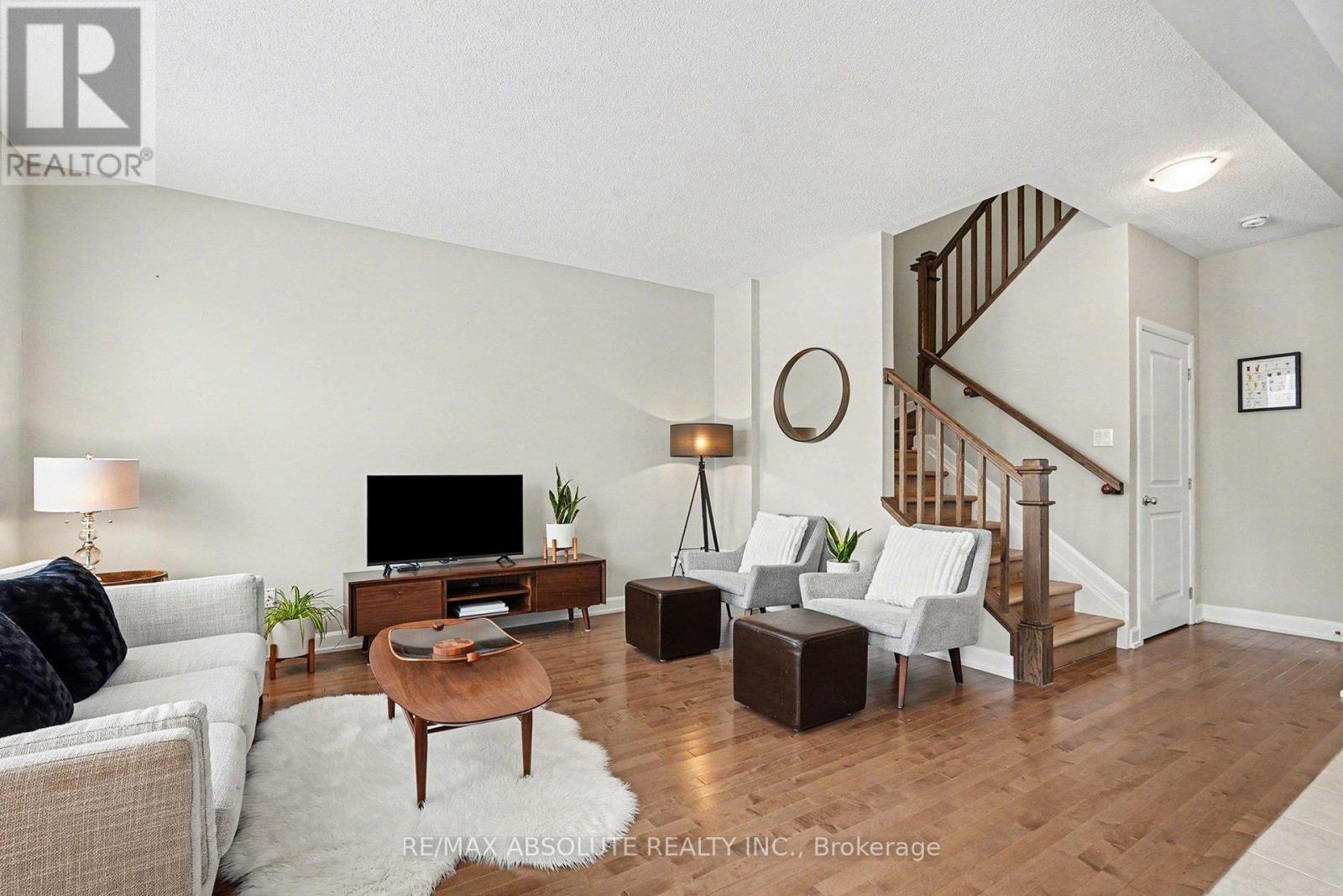 633 GERANIUM WALK — photo 8