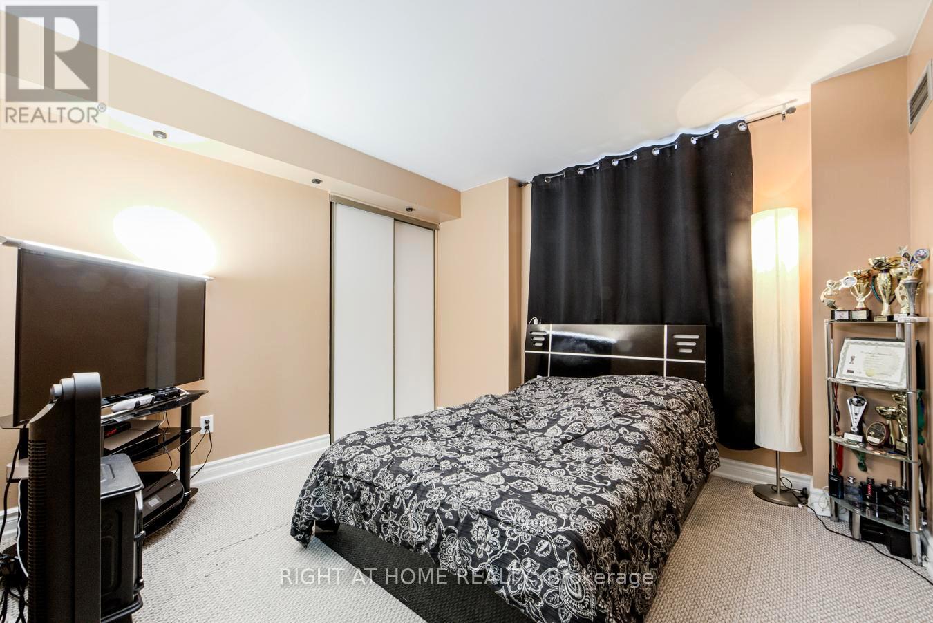 #204 15 SEWELLS ROAD - 18