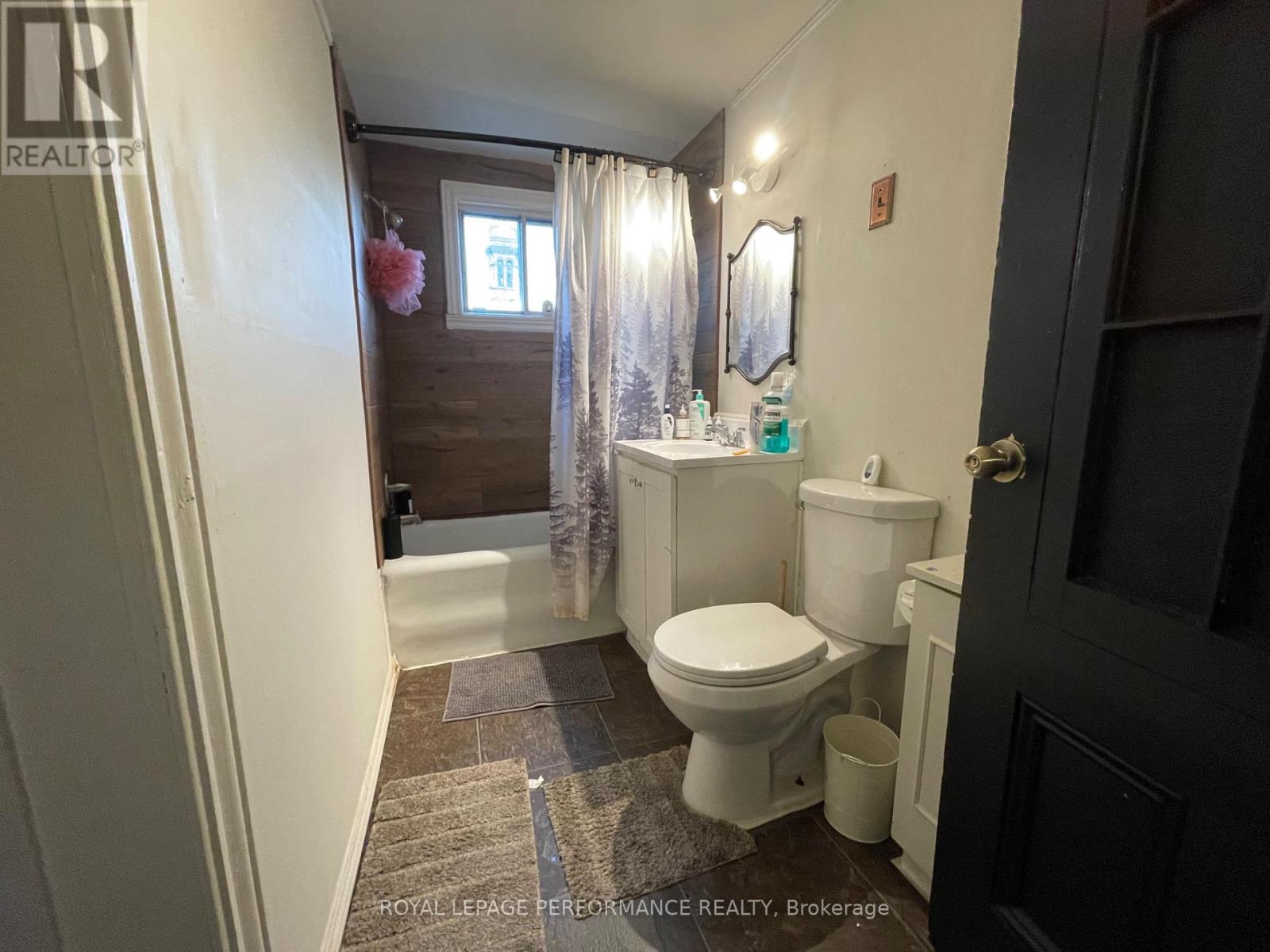 402 PITT STREET - 12
