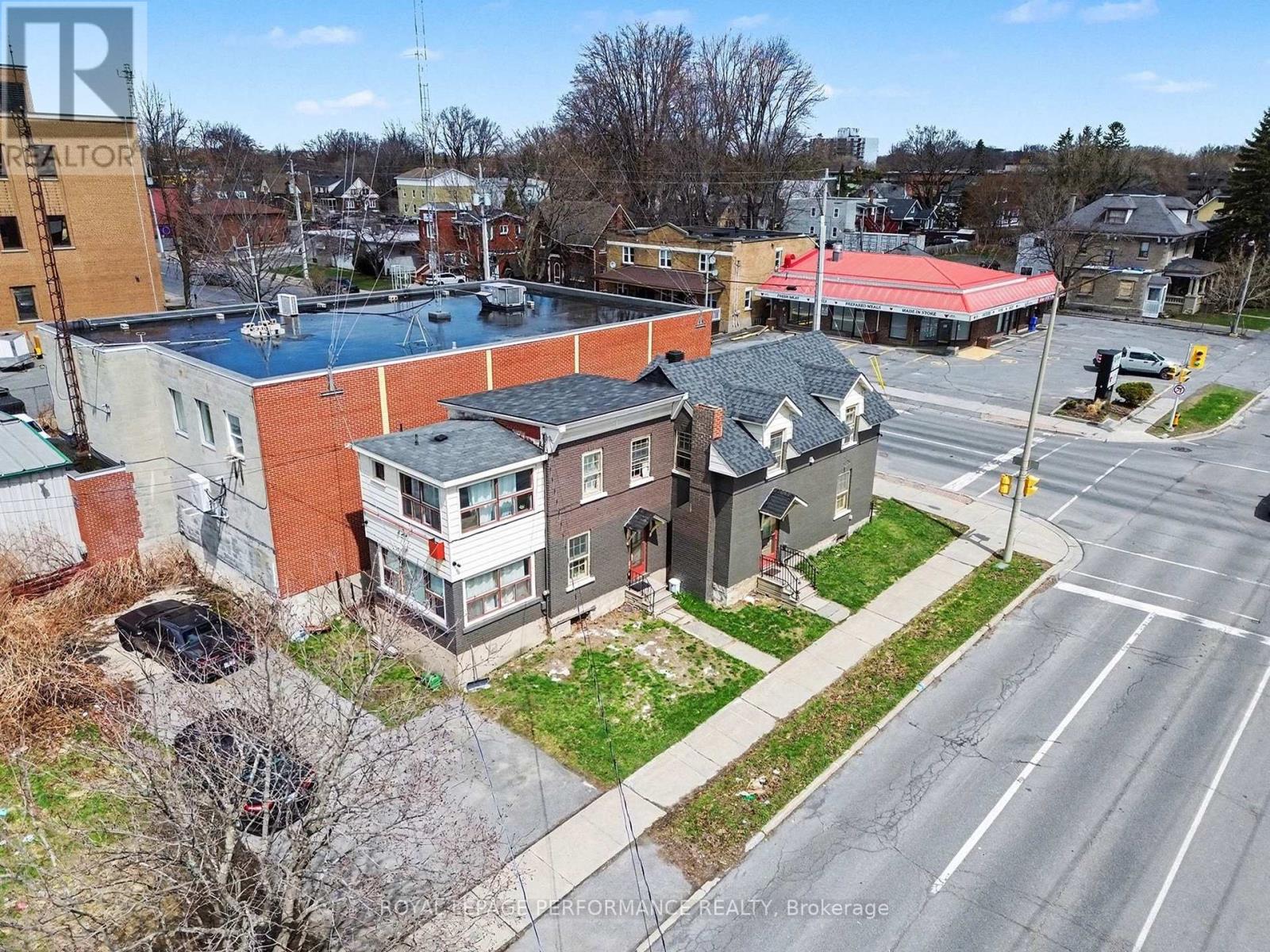 402 PITT STREET - 17