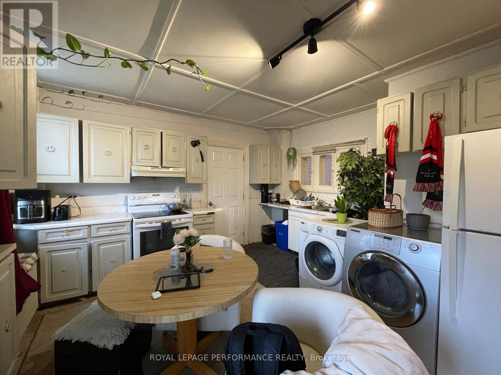 402 PITT STREET - 9