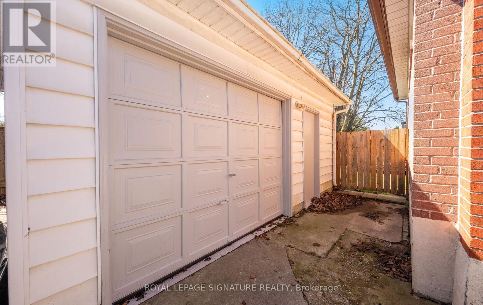 1003 WARDMAN CRESCENT — photo 35