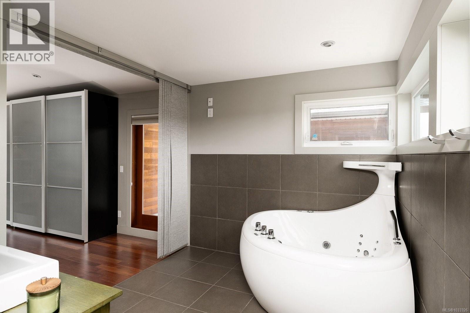  2835 Lincoln Road, Oak Bay