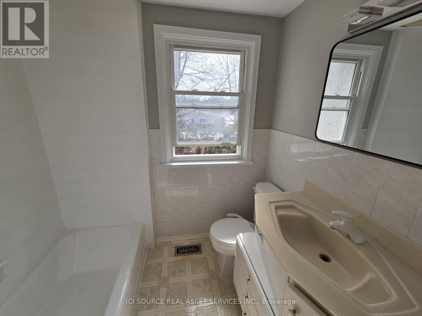 30 SUNNYCREST DRIVE - 25