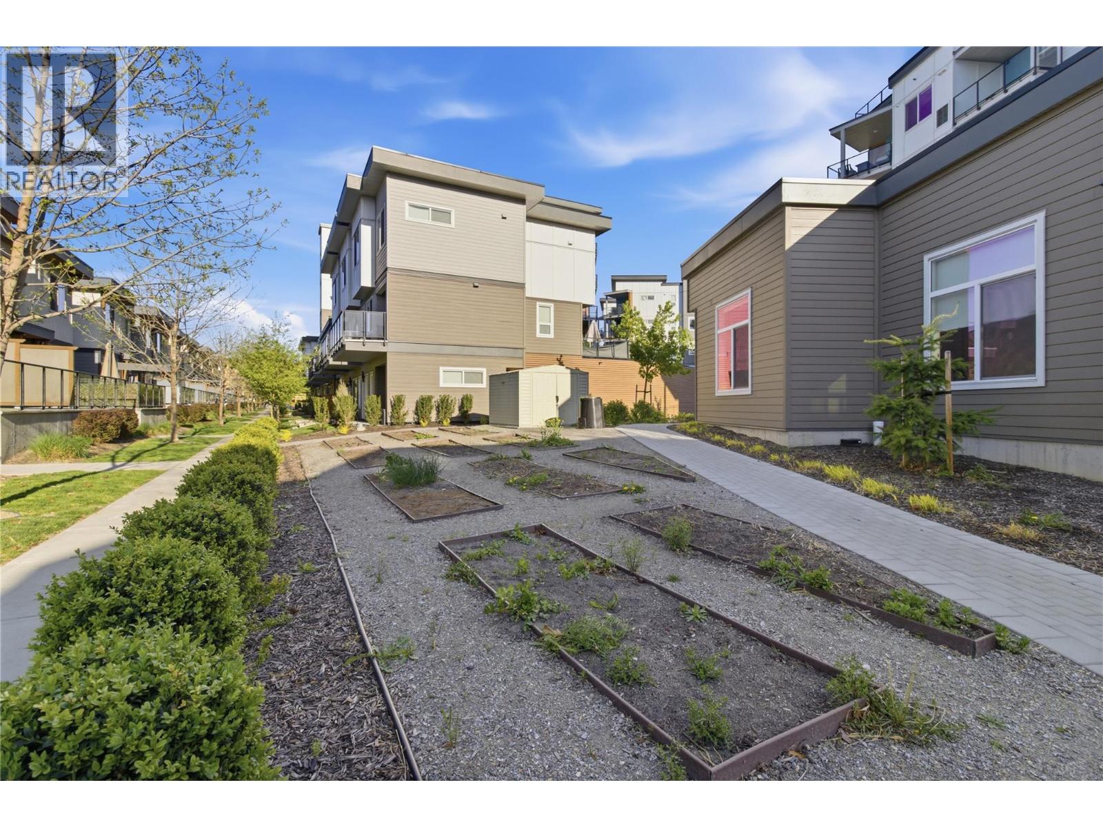 #101 3638 Mission Springs Drive - 32