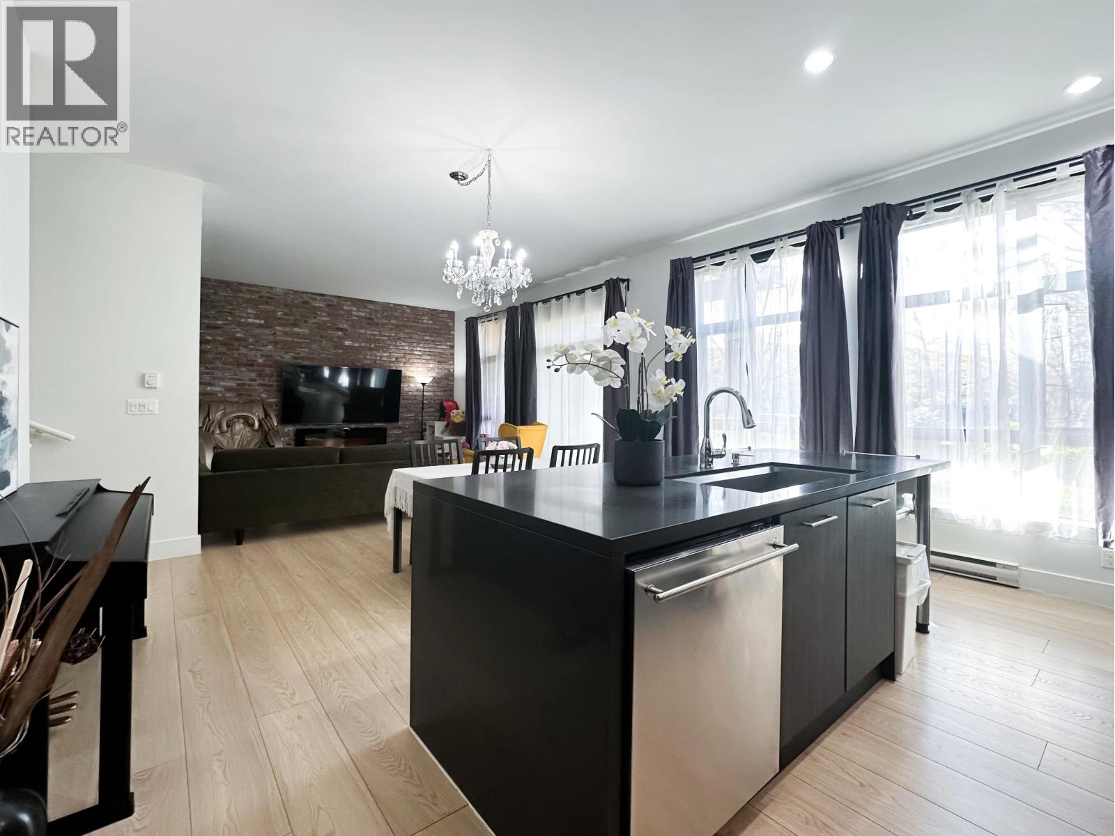 101 220 SALTER STREET