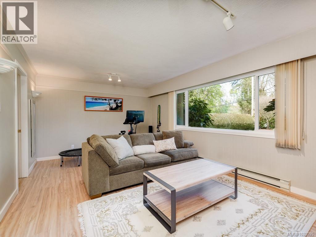  975 Ardmore Drive, North Saanich