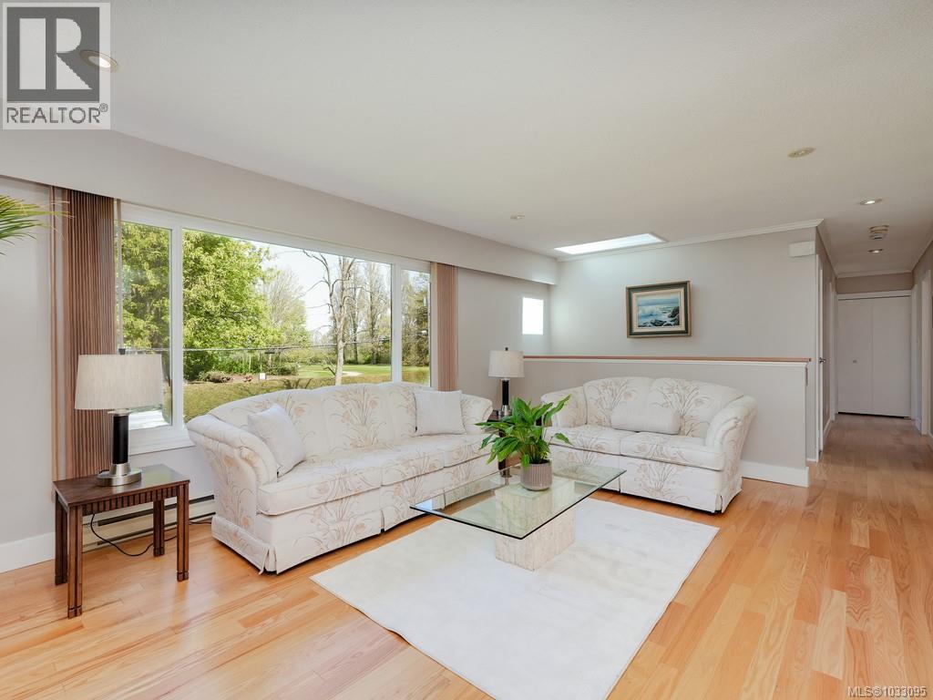  975 Ardmore Drive, North Saanich