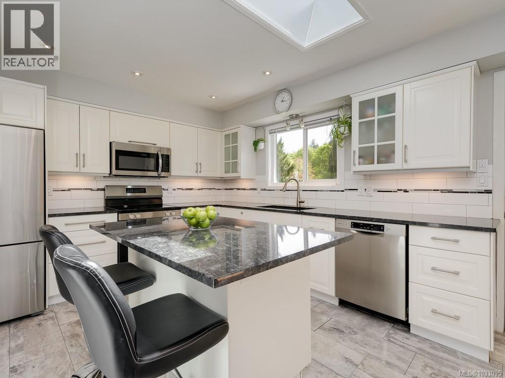  975 Ardmore Drive, North Saanich