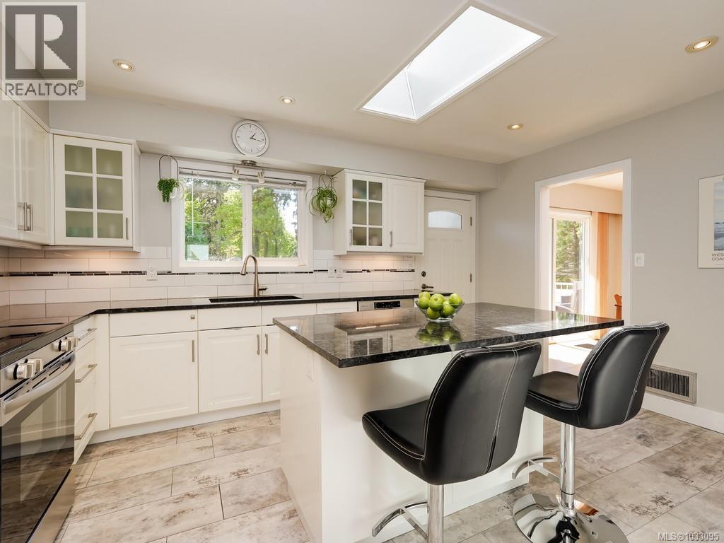  975 Ardmore Drive, North Saanich