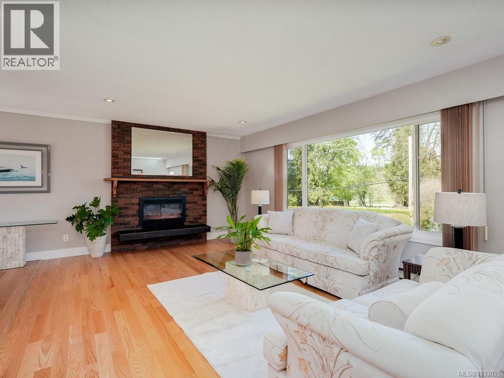  975 Ardmore Drive, North Saanich