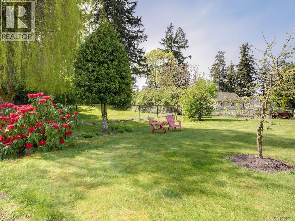  975 Ardmore Drive, North Saanich