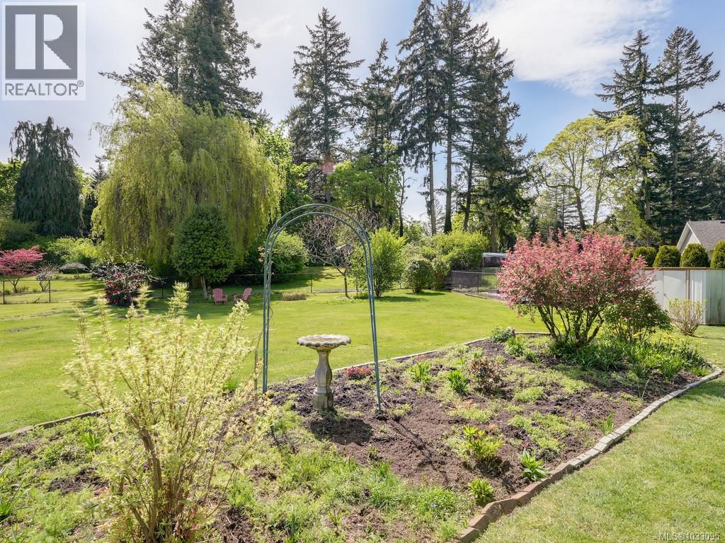  975 Ardmore Drive, North Saanich