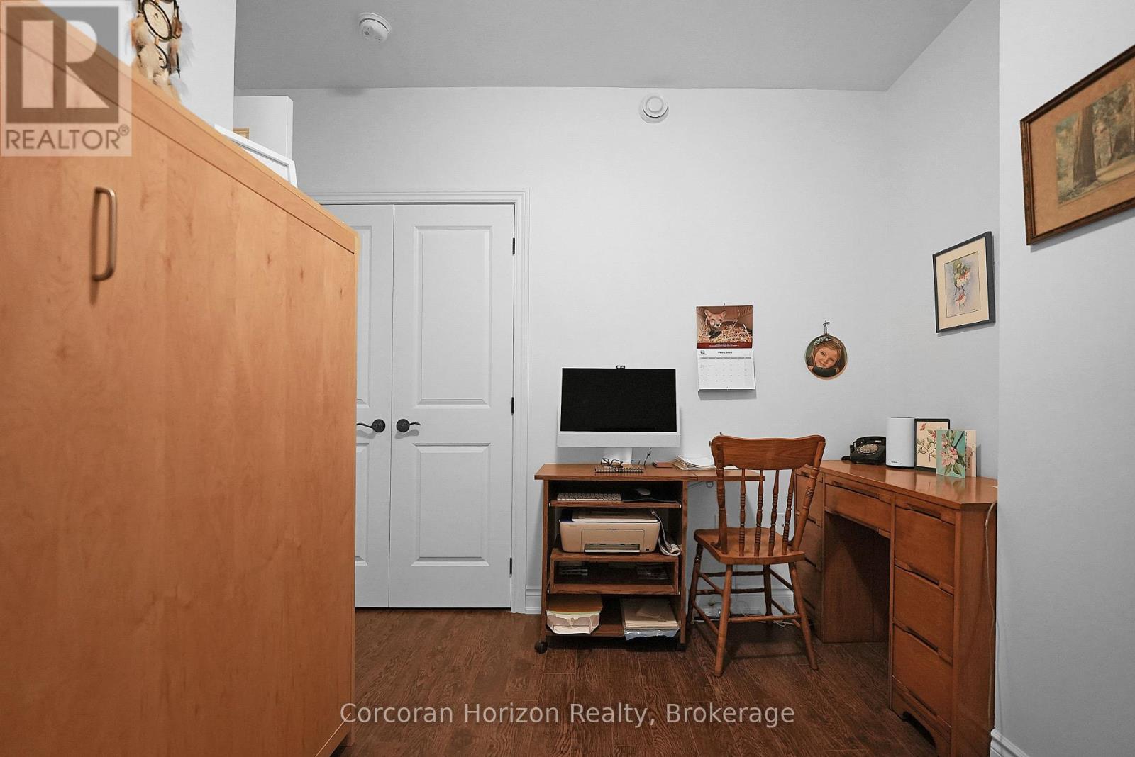 Murphy bed (closed)