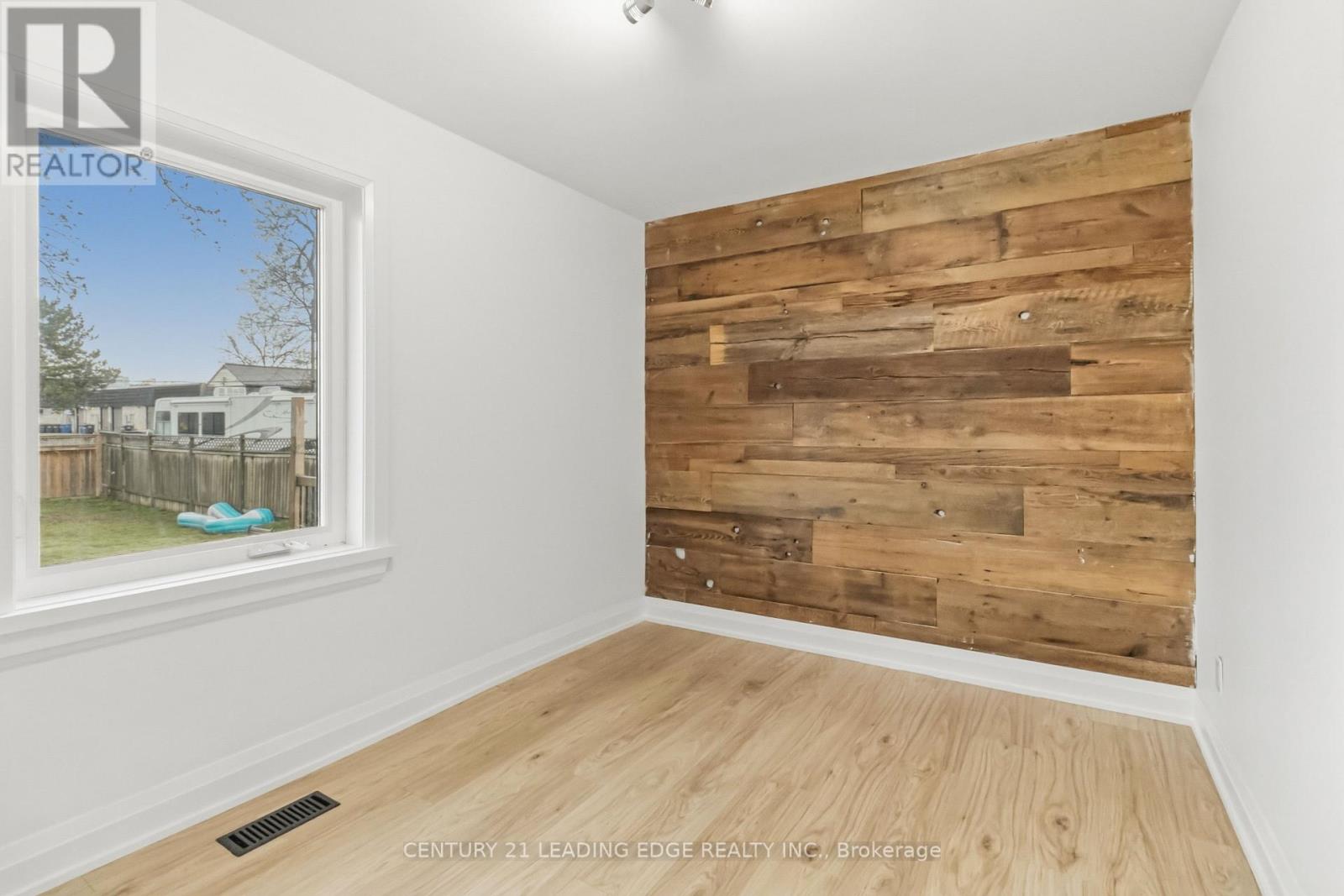 modern accent wall in 3rd bedroom