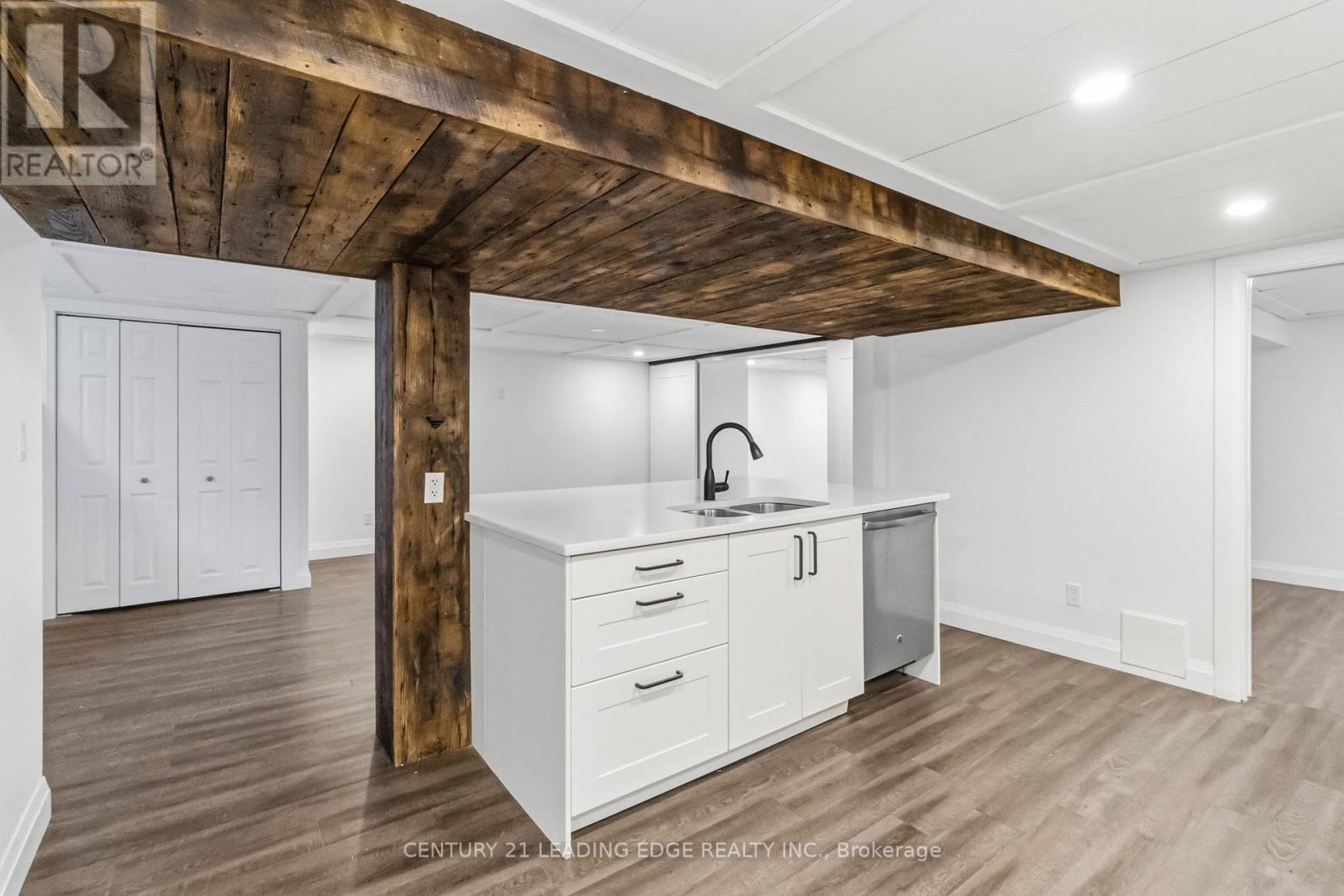 Center island w/ dishwasher