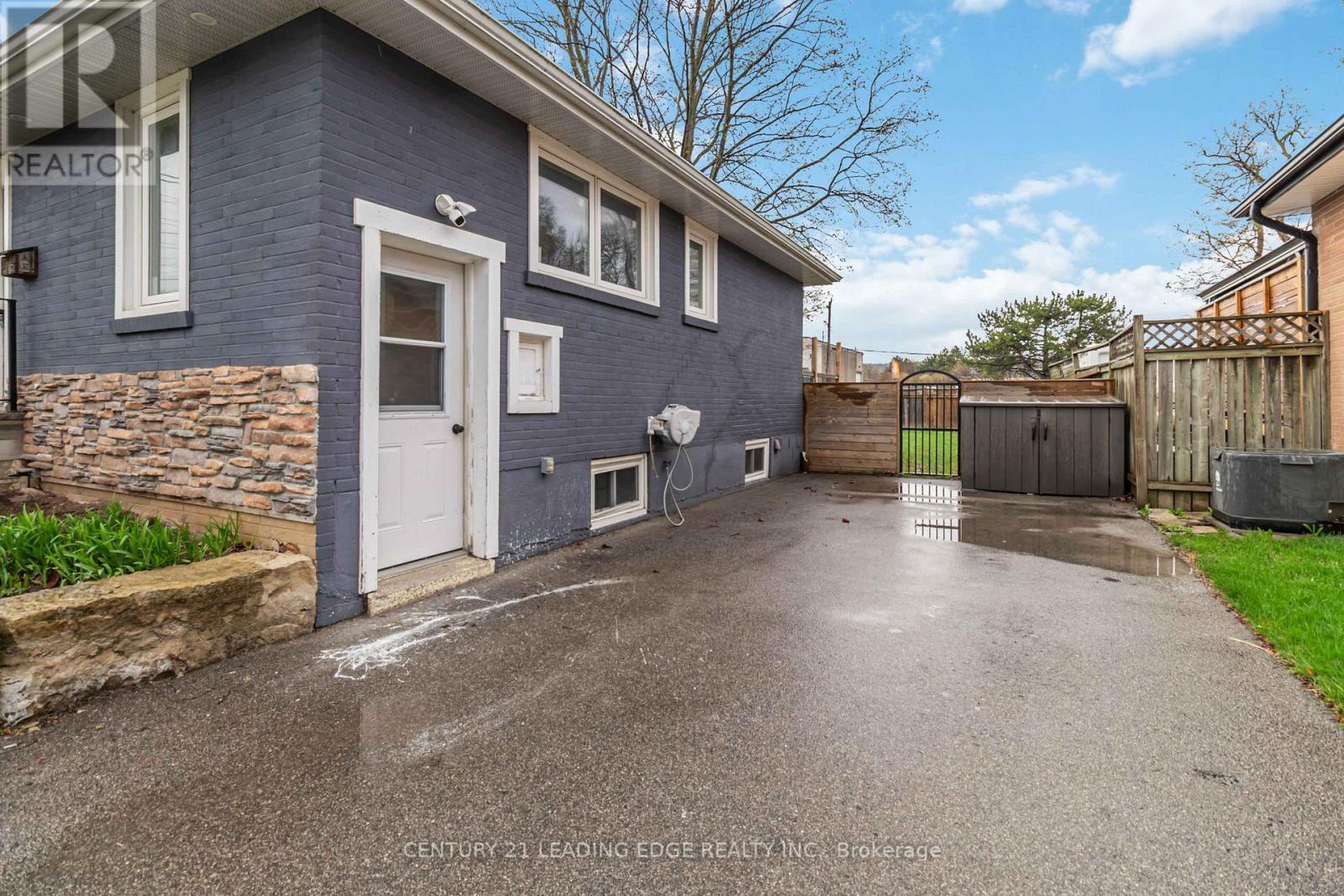 Seperate entrance to basement