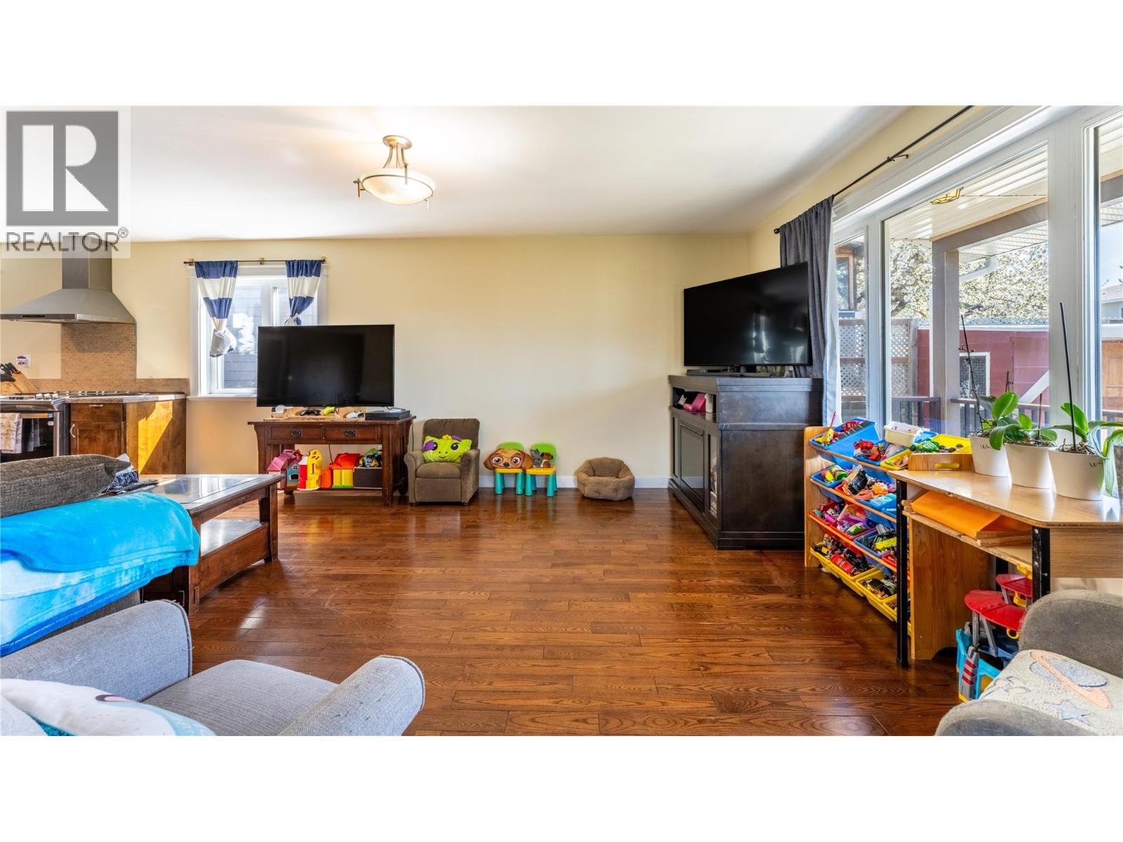 902 Murdoch Street - 4