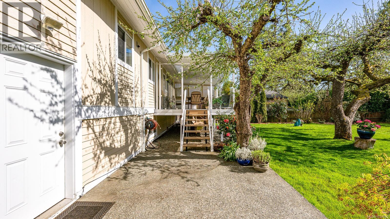 787 Stewart Ave - 54