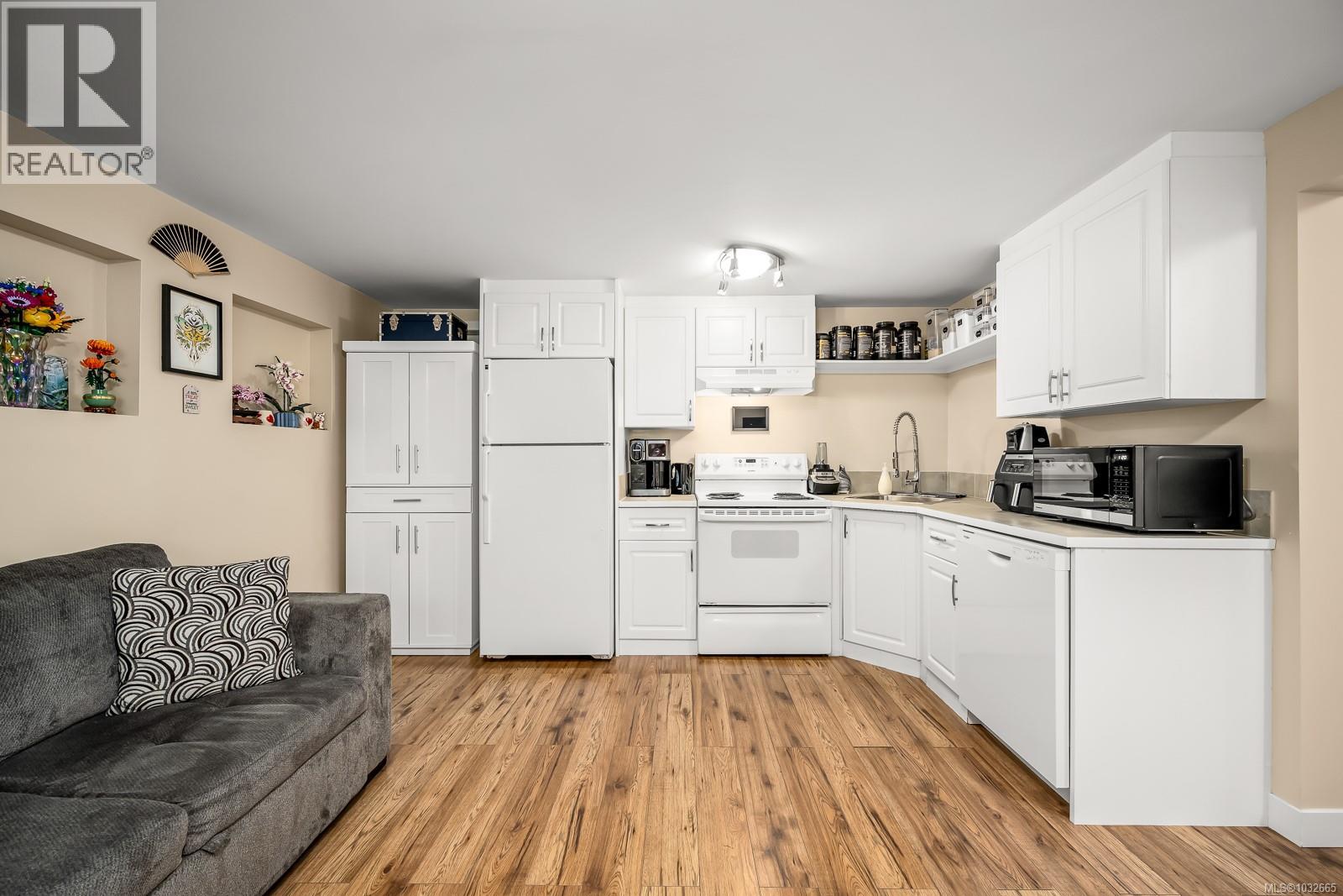 787 Stewart Ave - 44