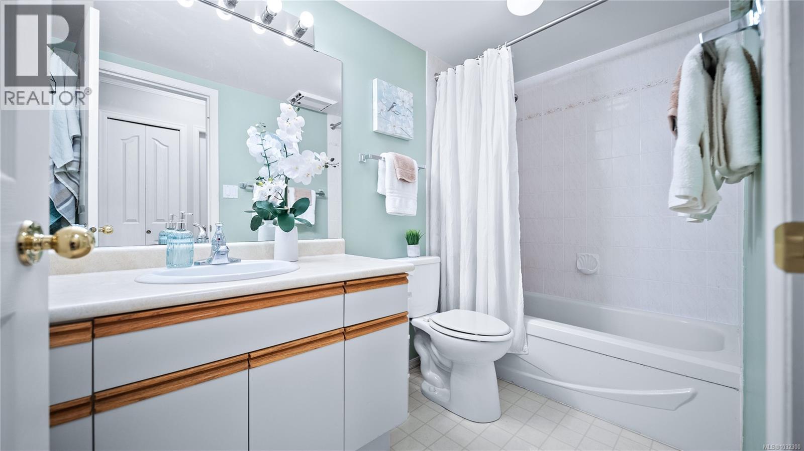 204 1361 Hillside Avenue, Victoria