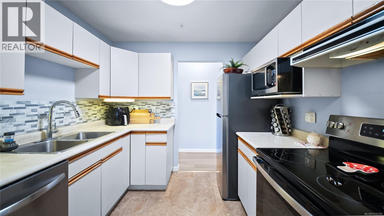 204 1361 Hillside Avenue, Victoria