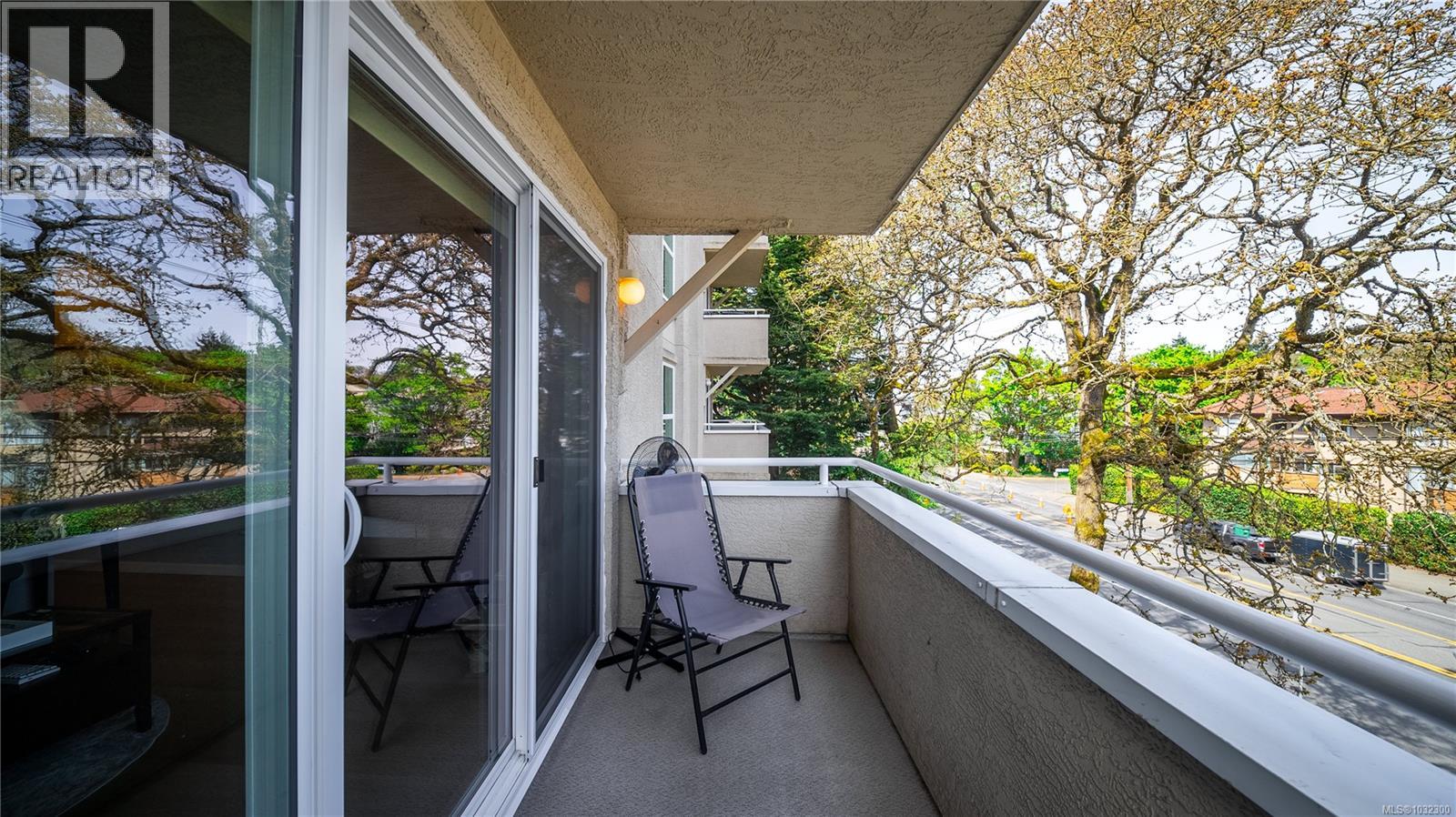 204 1361 Hillside Avenue, Victoria