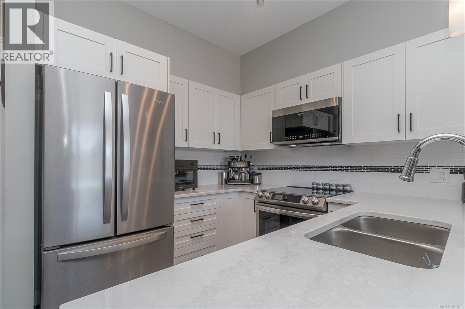 #308 844 Goldstream Ave - 10