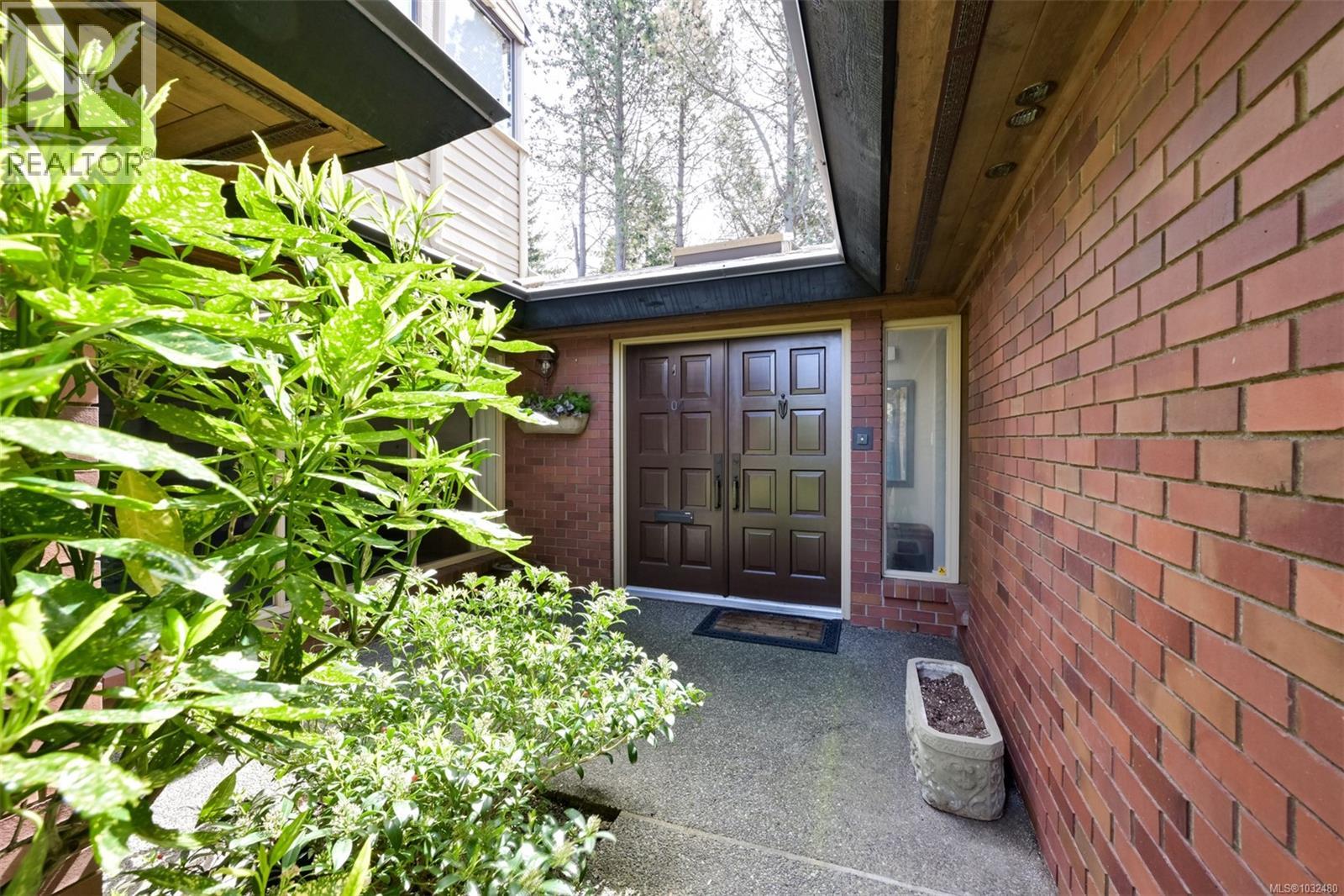 104 2345 Cedar Hill Cross Road, Oak Bay